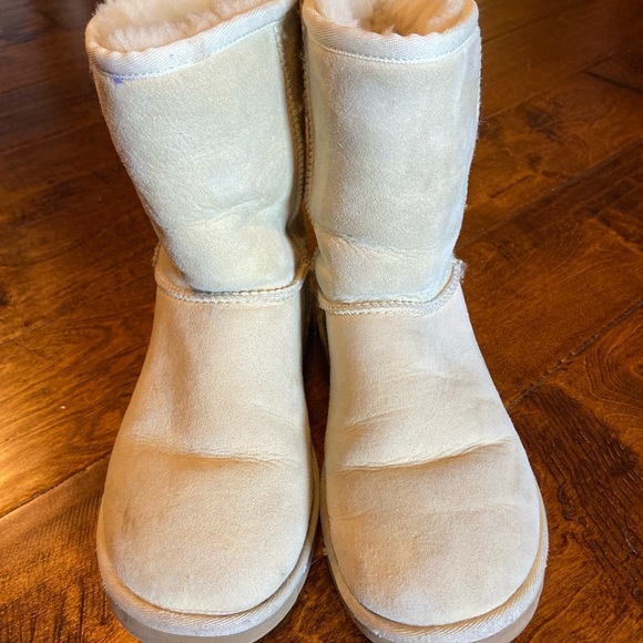 UGG Shoes - Cream Short Uggs 🤍
